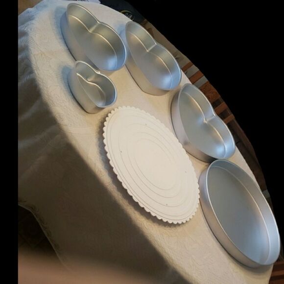 Set of 4 Wilton Heart Shaped Cake Pans With 18" Round Base Plate and Round Pan - Picture 4 of 17